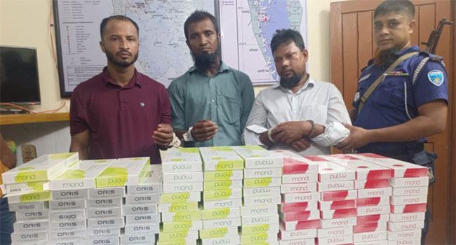 লংগদুতে বিদেশী ব্রান্ডের সিগারেটসহ আটক ৩