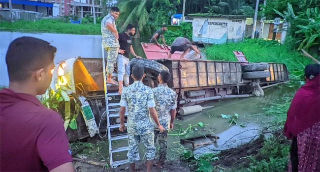 সিলেটে নিয়ন্ত্রণ হারিয়ে বাস পুকুরে, অল্পের জন্য বেঁচে গেলেন ২৫ যাত্রী