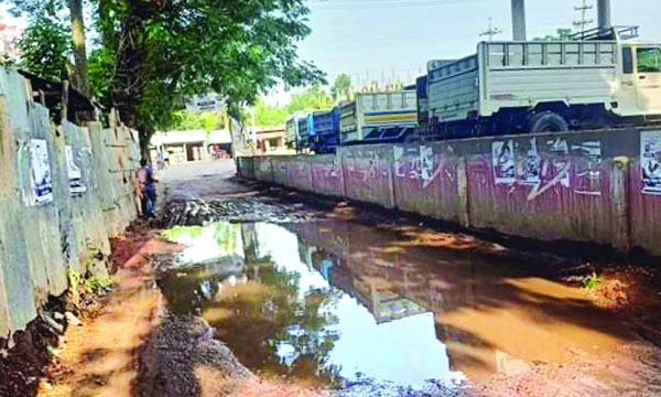 ঈদগাঁওয়ে ৯ কিলোমিটার সড়কে ৫শ’ খানাখন্দ