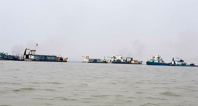খোঁজ মেলেছে মেঘনায় ডুবে যাওয়া ড্রেজারের, এখনো নিখোঁজ ৫ শ্রমিক