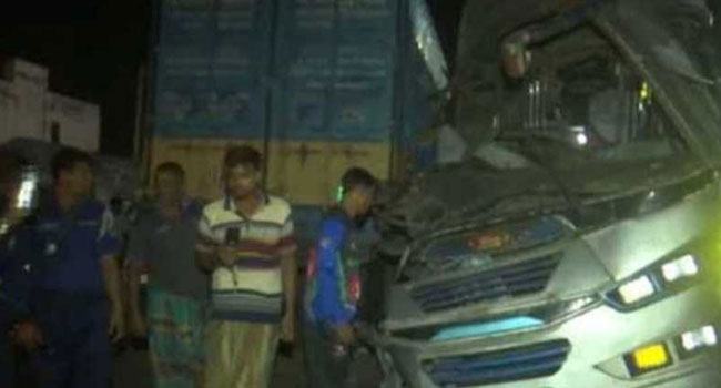 বগুড়ায় সড়ক দুর্ঘটনায় চালকসহ নিহত ৪