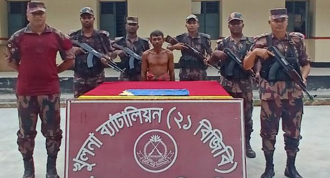 দৌলতপুর সীমান্তে ১ কেজি সোনাসহ পাচারকারী আটক