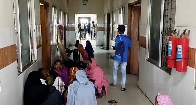 চুয়াডাঙ্গায় ভাইরাসজনিত জ্বরের প্রকোপে জায়গা নেই হাসপাতালের মেঝেতেও