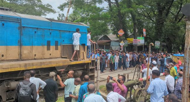৬ ঘণ্টা পর ট্রেন ছাড়লেন বাকৃবি শিক্ষার্থীরা