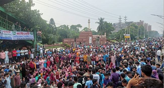 জাবির ফটক ভেঙে ঢাকা-আরিচা মহাসড়ক অবরোধ কোটা আন্দোলনকারীদের