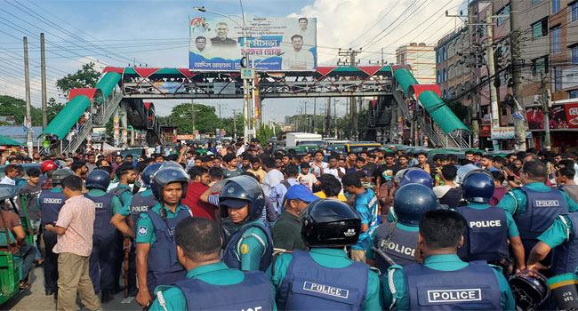 পুলিশের লাঠিচার্জের পরও সড়ক অবরোধ শাবিপ্রবি শিক্ষার্থীদের