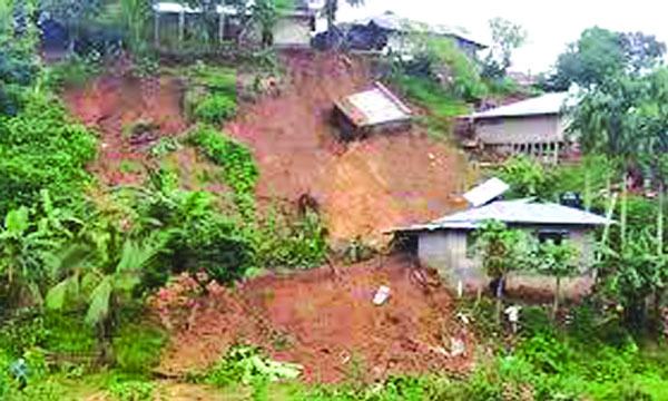 কক্সবাজারে টানা বৃষ্টিতে পাহাড় ধস : নিহত ৩