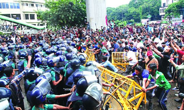 ব্যারিকেড ভেঙে শাহবাগে কোটাবিরোধী শিক্ষার্থীরা
