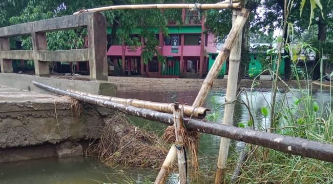 বন্যার প্রভাব : মন্তাজনগর স্কুলে  শিক্ষক এলেও আসছে না শিক্ষার্থী
