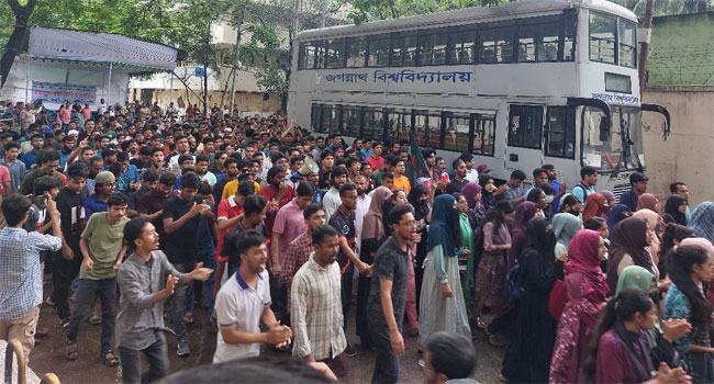 শিক্ষার্থীদের ওপর হামলার প্রতিবাদে জবিতে বিক্ষোভ মিছিল