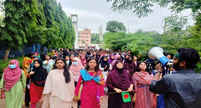 কুবি শিক্ষার্থীদের ওপর পুলিশের হামলা, প্রক্টরের পদত্যাগ দাবি