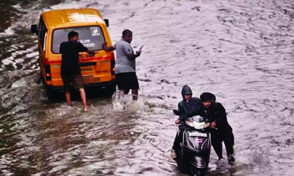 ভারী বৃষ্টিতে ফের জলমগ্ন মুম্বাই