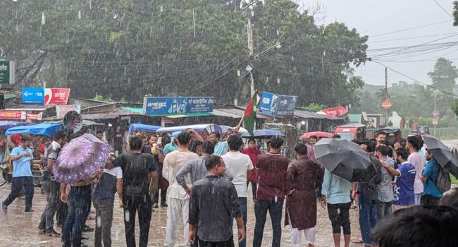 প্রবল বৃষ্টিও থামাতে পারেনি বাকৃবি শিক্ষার্থীদের বিক্ষোভ সমাবেশ