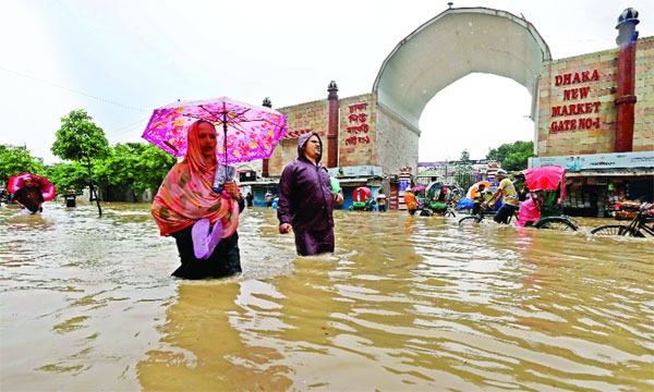 জলাবদ্ধতায় অচল রাজধানী