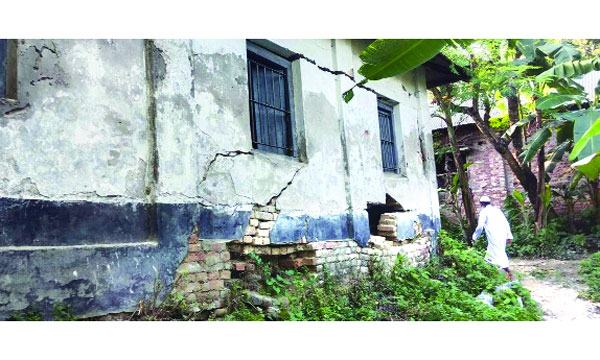 পাঁচবিবিতে জরাজীর্ণ ধরঞ্জী প্রাথমিক বিদ্যালয় ভবনে ফাটল