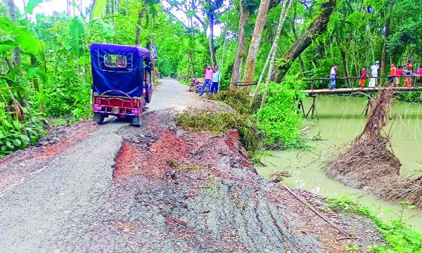কাউখালী-পিরোজপুর সংক্ষিপ্ত সড়কটি চলাচলের অনুপযোগী