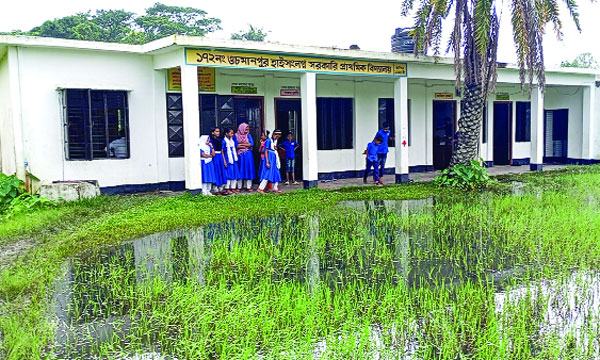 মিরসরাইয়ে স্কুল মাঠে জলাবদ্ধতা শিক্ষক শিক্ষার্থীদের দুর্ভোগ