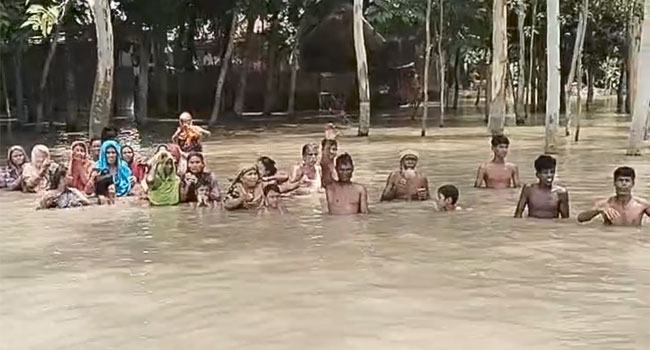 ত্রাণের জন্য গলা পানিতে বানভাসী মানুষ