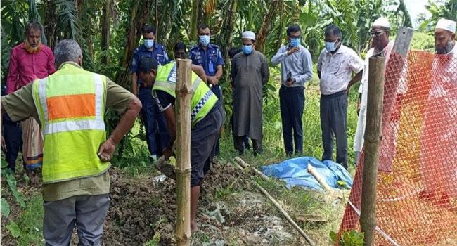১০ মাস পরে কবর থেকে নারীর লাশ উত্তোলন