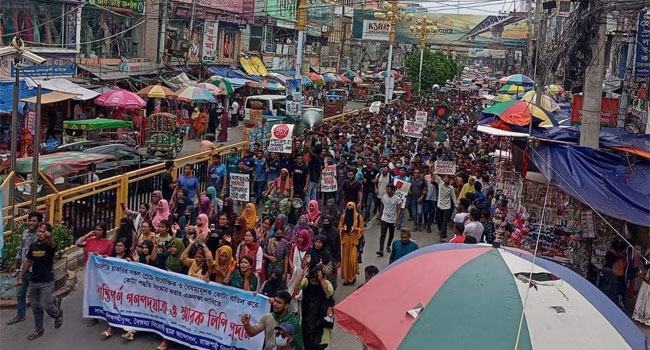 কোটা সংস্কারের এক দফা দাবিতে রাজশাহীর ডিসিকে শিক্ষার্থীদের স্মারকলিপি