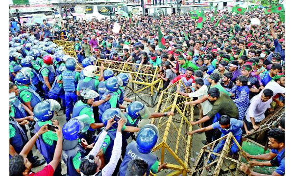 মধ্যরাতে উত্তাল ঢাবি ক্যাম্পাস