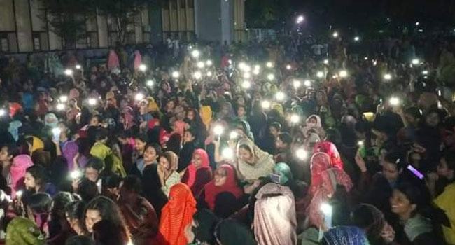 মধ্যরাতে ঢাকা-রাজশাহী মহাসড়ক অবরোধ রাবি শিক্ষার্থীদের