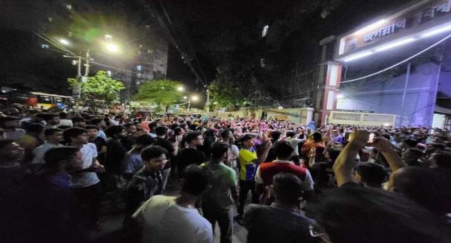প্রধানমন্ত্রীর বক্তব্য : মধ্যরাতে জবি শিক্ষার্থীদের তাঁতিবাজার অবরোধ