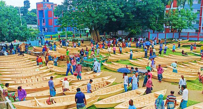 প্রতি হাটে বিক্রি হয় ৮ থেকে ১০ লাখ টাকার নৌকা