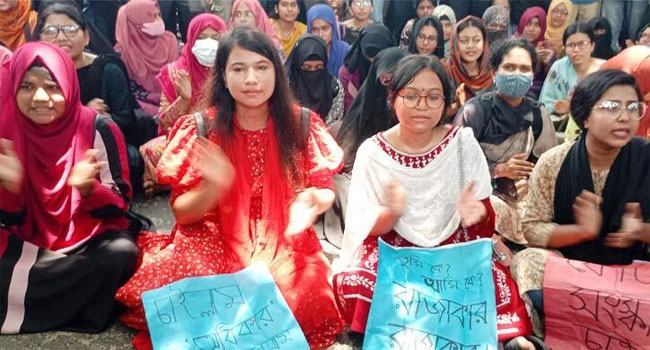 দিনাজপুরে হাবিপ্রবির শিক্ষার্থীদের মহাসড়ক অবরোধ