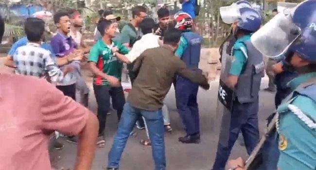 চট্টগ্রামে কোটাবিরোধী ছাত্রদের ওপর ছাত্রলীগের হামলা