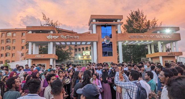 ছাত্রলীগের হামলার প্রতিবাদে উত্তাল বরিশাল বিশ্ববিদ্যালয়