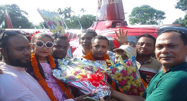 সন্তানের ইচ্ছা পূরণে হেলিকপ্টারে বাড়ি ফিরলেন প্রবাসী শাহীন