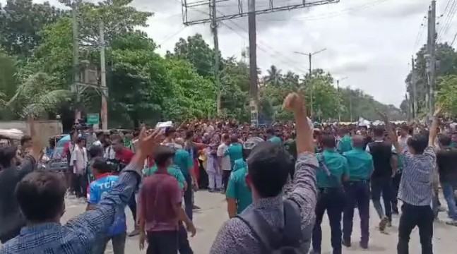 রংপুরে স্কুল-কলেজ শিক্ষার্থীদের বিক্ষোভে পুলিশের হামলা, আহত কয়েক শিশু শিক্ষার্থী