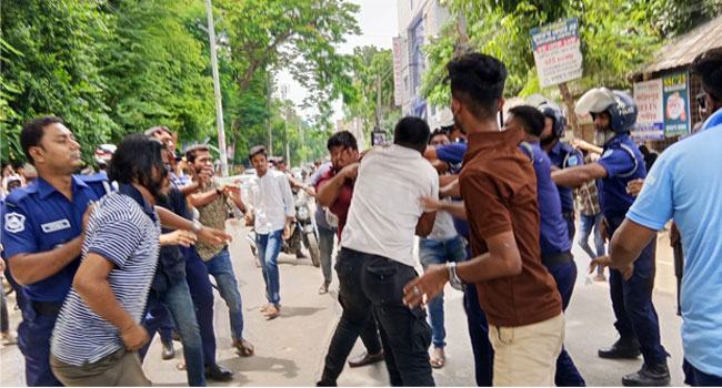 ফরিদপুরে পুলিশের সামনেই কোটা সংস্কার আন্দোলনকারীদের ওপর ছাত্রলীগের হামলা