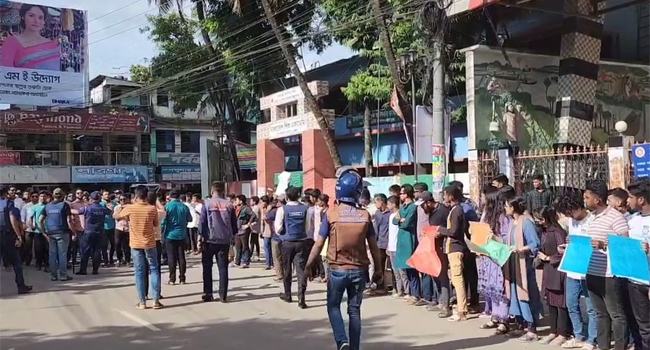 বান্দরবানে আন্দোলনরত শিক্ষার্থীদের সাথে ছাত্রলীগের ধাওয়া-পাল্টা ধাওয়া