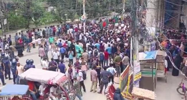 টাঙ্গাইলে সাধারণ শিক্ষার্থীদের ওপর ছাত্রলীগের হামলা, মহাসড়ক অবরোধ
