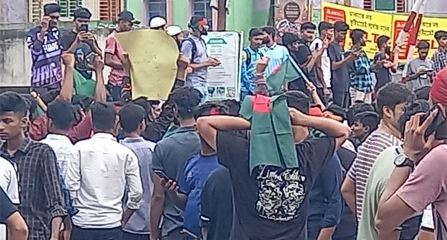 কুষ্টিয়ায় কৌটা বিরোধী বিক্ষোভে শিক্ষার্থীরা, রেল ও সড়ক যোগাযোগ বন্ধ