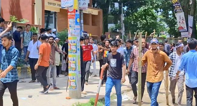 কিশোরগঞ্জে আন্দোলনকারীদের ওপর ছাত্রলীগের হামলায় আহত ৫০, পরে প্রতিরোধ