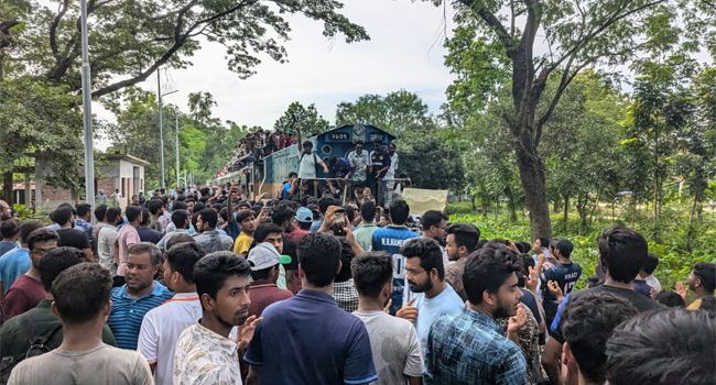 পঞ্চম দিনের মতো ট্রেন আটকে দিলো বাকৃবি শিক্ষার্থীরা