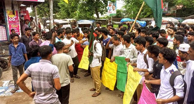কোটা সংস্কারের দাবিতে সুন্দরগঞ্জে শিক্ষার্থীদের বিক্ষোভ