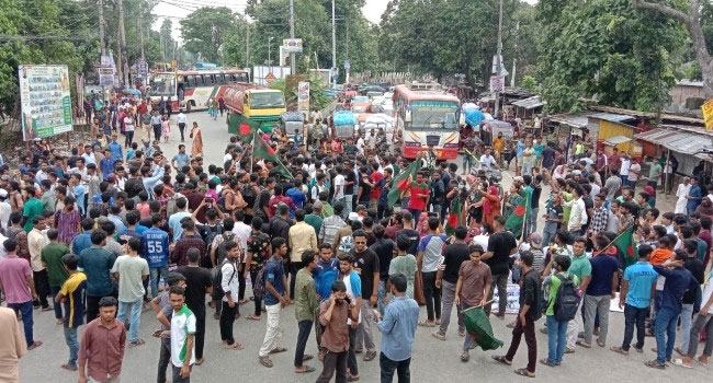 দিনাজপুরে শিক্ষার্থী-ছাত্রলীগ ধাওয়া-পাল্টা ধাওয়া, আহত ২৫