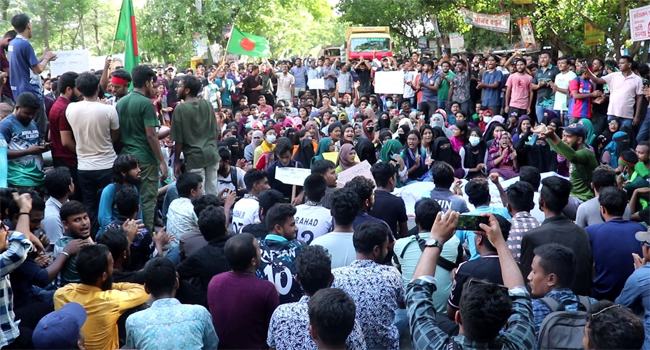 ছাত্রলীগের বাধা উপেক্ষা করে ঢাকা-পাবনা মহাসড়ক অবরোধ শিক্ষার্থীদের