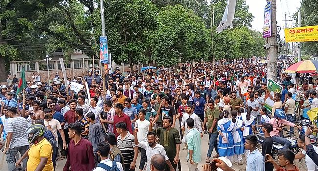 ঠাকুরগাঁওয়ে কোটাবিরোধী মিছিলে ছাত্রলীগের হামলা, পুলিশের টিয়ারশেল নিক্ষেপ