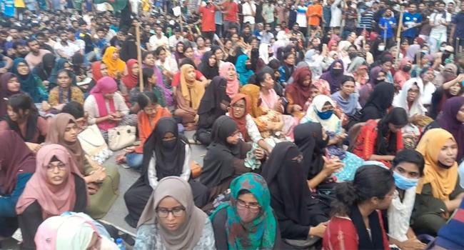 রাজশাহীতে মহাসড়ক অবরোধ করে রাখে আন্দোলনকারীরা
