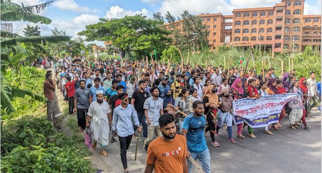 বরিশাল-কুয়াকাটা মহাসড়ক অবরোধ, যানবাহন চলাচল বন্ধ