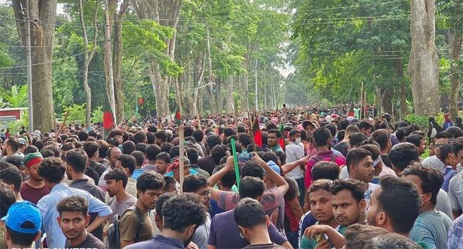 রাবি ছাত্রলীগ সভাপতি-সম্পাদক হল থেকে বিতাড়িত, রুম থেকে মাদক-অস্ত্র উদ্ধার