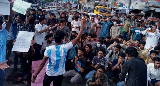 ফেনীতে রেলপথ অবরোধ শিক্ষার্থীদের