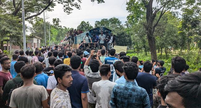 ৬ ঘণ্টা পর ট্রেন ছেড়ে দিলো বাকৃবি শিক্ষার্থীরা
