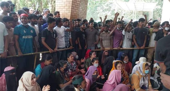 ৩ দফা দাবিতে অবরোধ রাবি শিক্ষার্থীদের