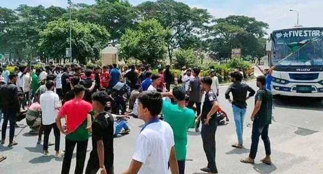 বঙ্গবন্ধু সেতুর পূর্ব পাড়ে শিক্ষার্থীদের মহাসড়ক অবরোধ